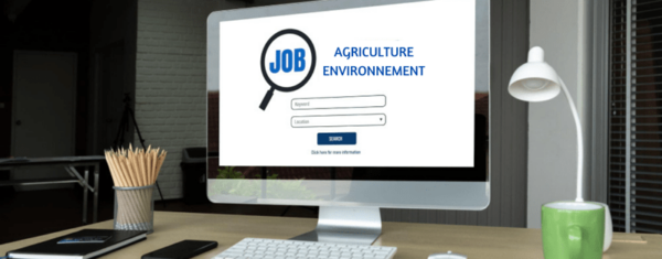 Bureau avec un ordinateur affichant 'Agriculture', représentant les recherches d'emploi dans l'agriculture