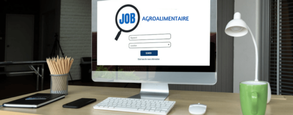 Bureau avec un ordinateur affichant 'Agroalimentaire', représentant les recherches d'emploi dans l'agroalimentaire