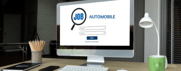 Bureau avec un ordinateur affichant 'Automobile', représentant les recherches d'emploi dans l'automobile