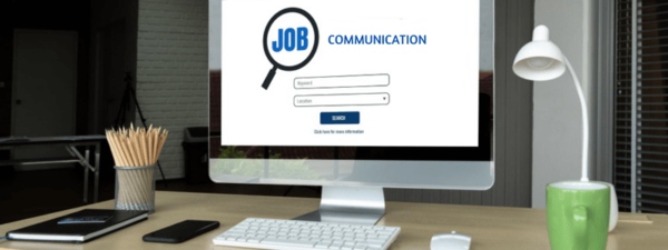 Bureau avec un ordinateur affichant 'Communication', représentant les recherches d'emploi en communication