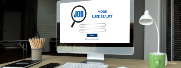 Bureau avec un ordinateur affichant 'Mode Luxe Beauté', représentant les recherches d'emploi en mode luxe et beauté