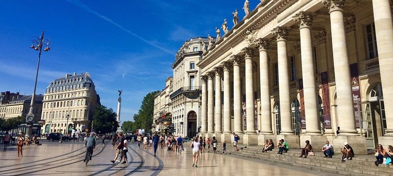 Une vue pittoresque de bordeaux, représentant la localisation des services d'un coach recherche emploi sur bordeaux