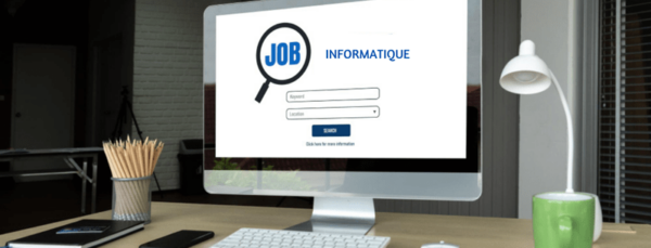 Bureau avec un ordinateur affichant 'Informatique', représentant les recherches d'emploi dans le secteur de l'informatique