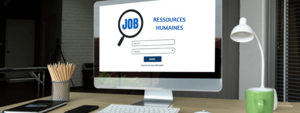 Bureau avec un ordinateur affichant 'RH', représentant les recherches d'emploi dans les RH