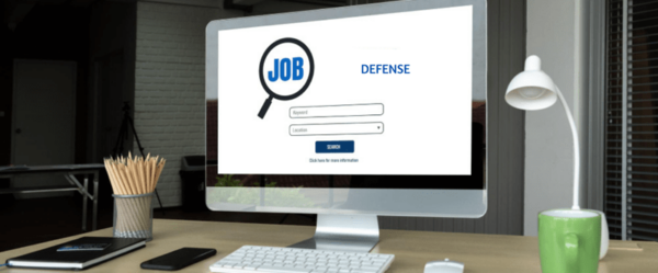 Bureau avec un ordinateur affichant 'Agroalimentaire', représentant les recherches d'emploi dans le secteur de la défense