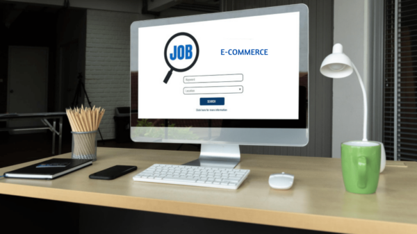 Bureau avec un ordinateur affichant 'Agroalimentaire', représentant les recherches d'emploi dans le secteur du e-commerce