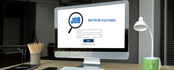 Bureau avec un ordinateur affichant 'Agroalimentaire', représentant les recherches d'emploi dans le secteur culturel
