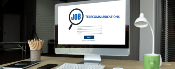 Bureau avec un ordinateur affichant 'Agroalimentaire', représentant les recherches d'emploi dans les télécommunications